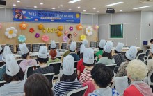지난 9/30(화) 복지관 지하 다목적실에서 지역주민의 풍성한 명절을 지원하며 한가위축제 [추석드림]이 진행되었습니다.이번 행사는 1. 송편 빨리빚기 대회 / 2. 추석 체험부스 / 3. 취약계층 특식나눔으로 구성되어많은 지역주민분들과 우리동네 축제를 즐기며, 지역 내 취약가정에 나눔을 실천하는 자리가 되었습니다. 송편 빨리빚기 대회에는 총 36명의 지역주민 중 7명이 결선에 올라 경합을 벌였고1~3등에게는 소정의 선물을 제공하였습니다^^또한 행사를 축하하기 위한 천안시종합사회복지관 부설장애인주간보호센터의 멋진 난타공연도 큰 호응을 얻었습니다다양한 체험부스에도 많은 지역주민분들이 찾아주셨습니다^^내년에도 더 즐거운 행사로 만나뵐께요 행복하고 건강한 추석명절되세요!! 