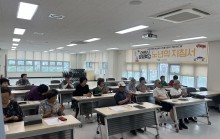 6월 노년의 지침서가 디지털 문해 교육(키오스크 활용)으로 진행되었습니다.태블릿 PC를 활용하여 어르신들께서 직접 키오스크 주문을 해보는 실습활동을 진행하여 보다 쉽게 이해하고 실생활에도 금방 적용할 수 있는 유익한 교육 시간이 되었습니다. 